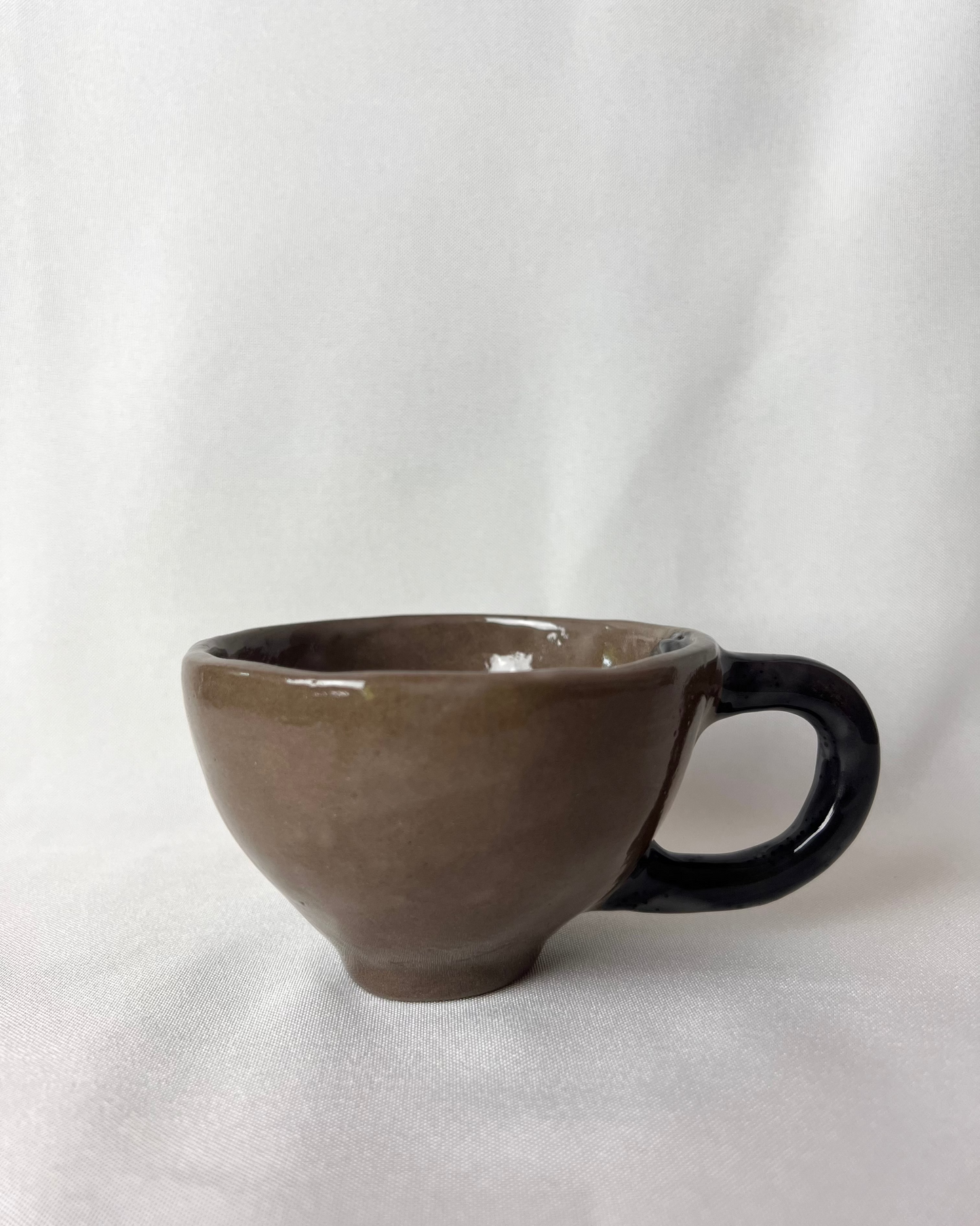 filiżanka podaj rękę brąz