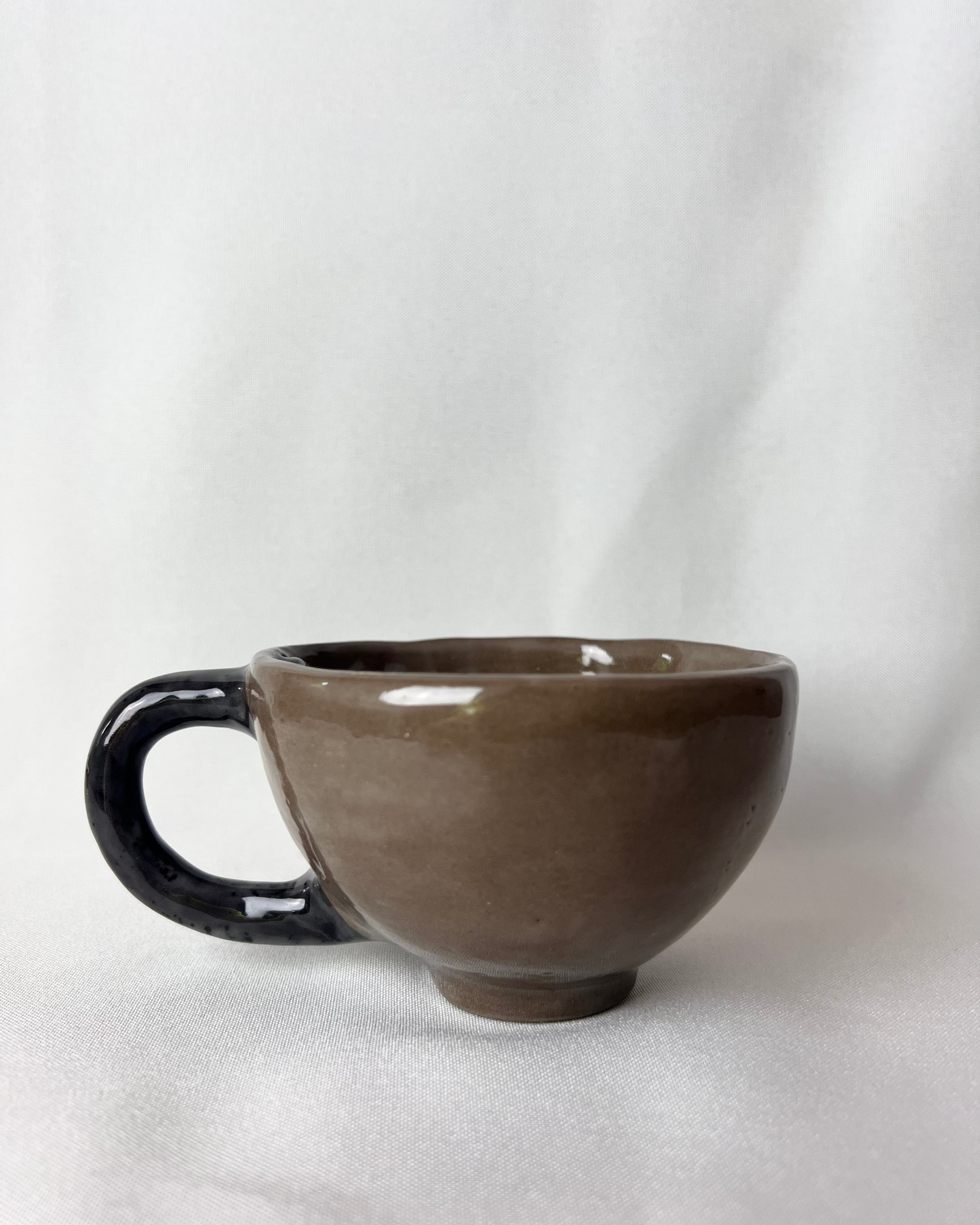 filiżanka podaj rękę brąz