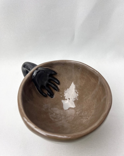 filiżanka podaj rękę brąz